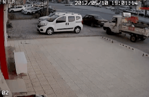 6'ncı kattan otomobilin üzerine düşüp ağır yaralandı