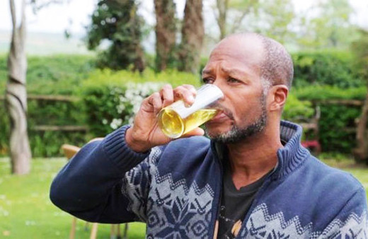 Kendi idrarını içiyor banyo yapıyor! 50 kiloyu böyle vermiş