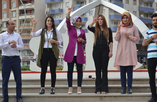 Siirtli gençler işaret diline şarkı çevirdiler