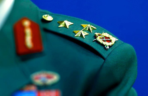 Türk subaydan ABD'li komutana soğuk duş salonu terketti