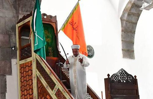 Niksar'da müftü kılıçla hutbe okudu