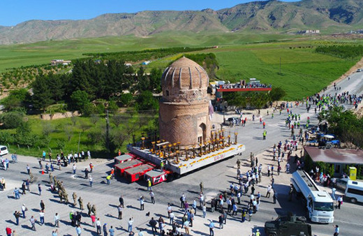 Tarihi Zeynel Bey Türbesi yeni yerine taşındı