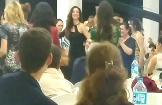 Azra Akın, Trakya düğününde Roman havalarıyla coştu