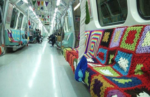 Metroda şaşırtan görüntü 'Anne eli değdi'