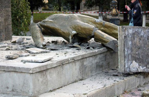 Kiev'deki son Lenin anıtı yıkıldı