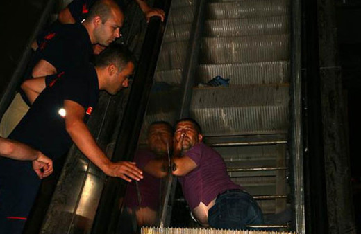 Yürüyen merdivene sıkışan vatandaşa kötü haber