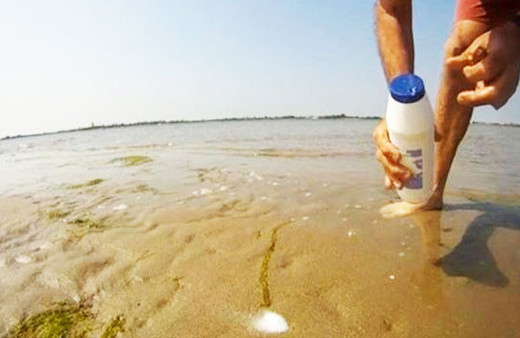 Denizin orta yerine tuz döktü ve bir anda çıkan şey...