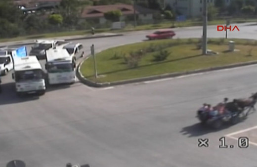 Arabaya çarpmamak için manevra yaptı, at arabasına çarptı