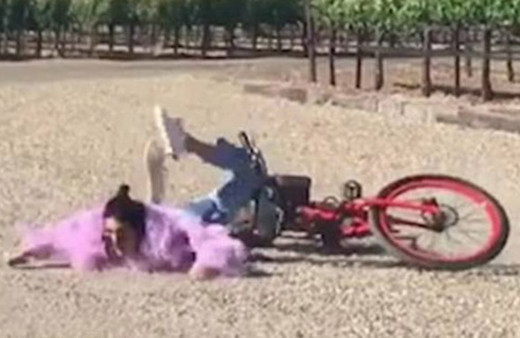 Güzel manken Kendall Jenner böyle yere kapaklandı!