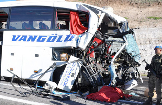 Elazığ'da yolcu otobüsü TIR'a çarptı ölü ve yaralılar var