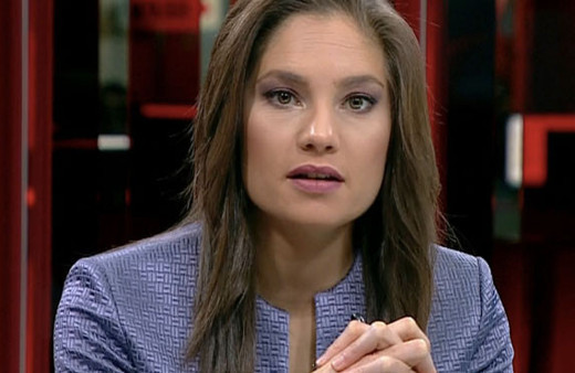 Cem Küçük'ten Nevşin Mengü'ye ağır eleştiri: Cami duvarına...