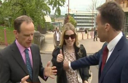 BBC muhabirinin, kadına yaptığı hareket sosyal medyayı karıştırdı!