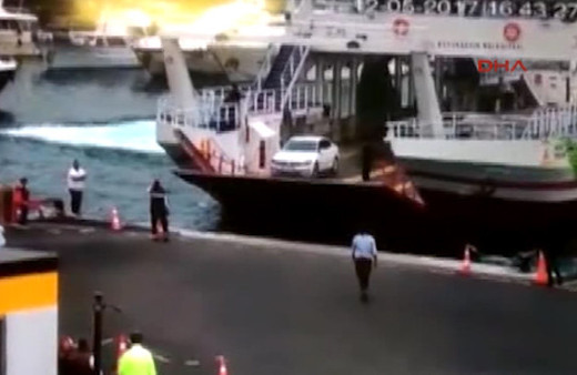 Boğaz'da arabalı vapurun lüks tekneye çarptığı an kamerada