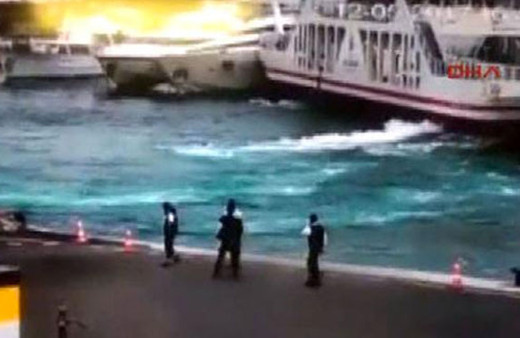 Boğaz'da arabalı vapur lüks tekneye böyle çarptı!