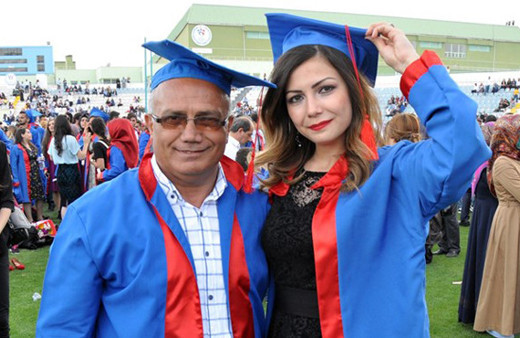 Babasıyla birlikte mezun oldu