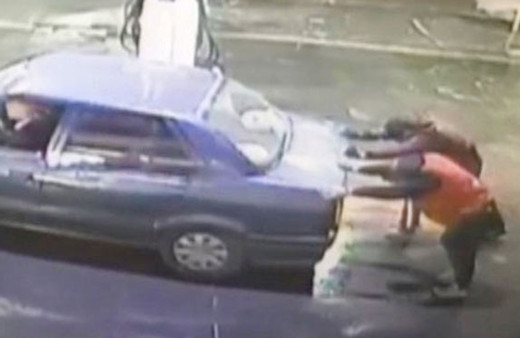 Arabayı itmedi diye öldürdüler