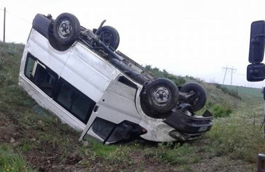 Çorum'da öğrenci minibüsü devrildi: Çok sayıda yaralı var!