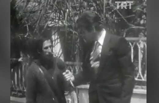 8. kata kadar gazete fırlatan gazete dağıtıcısı