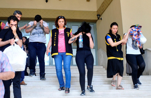 Fuhuş çetesi üyeleri birbirlerini bile...