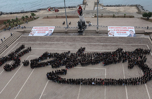 Hatay İskenderun'da bedenleriyle Atatürk imzası yaptılar!