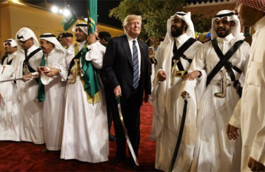 ABD Başkanı Trump, Suudi Arabistan'da kılıçla dans etti!