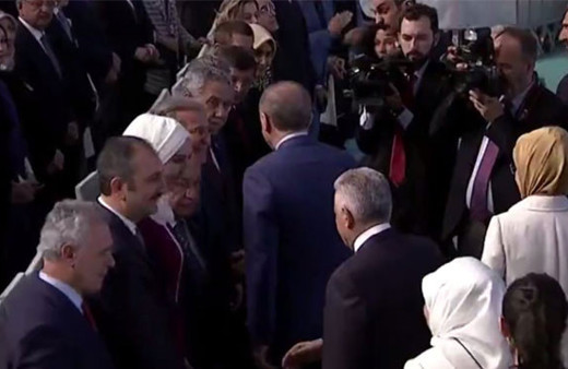 AK Parti kongresine damga vuran Arınç detayı