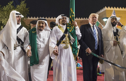 Donald Trump ile Suudi Kral Selman'ın kılıç dansı