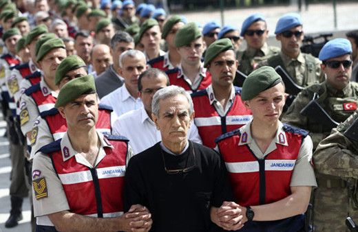 Darbeci generallerin kıyafetlerine dikkat!