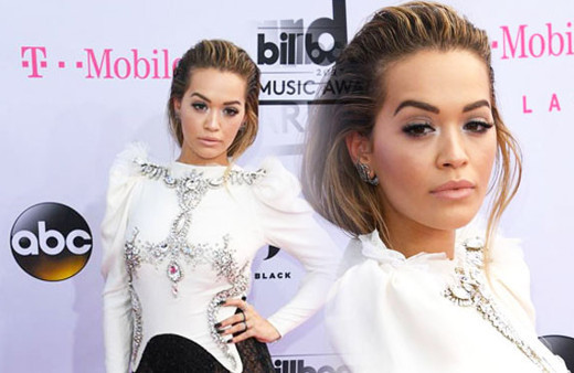 Rita Ora öyle bir elbise giydi ki arkasını dönünce dekolte fena...