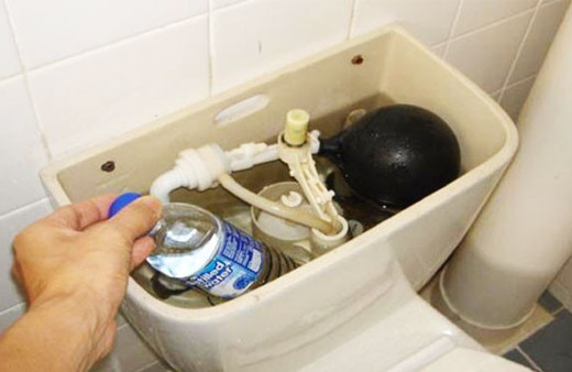 Sifonun içine su dolu pet şişe koyun bakın neler olacak!