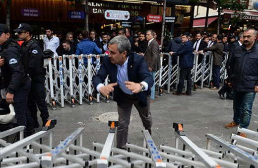 Polis müdahale etti CHP'li vekiller bariyer yıktı