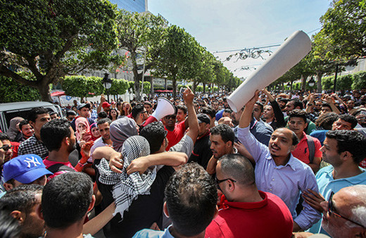 Öfkeli göstericiler polis merkezini ateşe verdi!