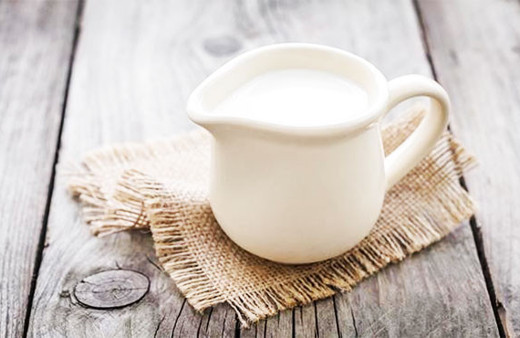 Sütü alın saçınıza dökün saçlarınız böyle düzleştirin