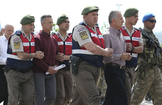 Levent Türkkan da var! Darbeci generallerin kelepçeli halleri