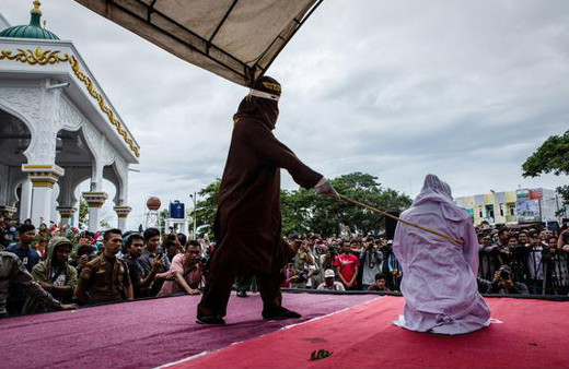 Eşcinsel ilişkiye meydanda, herkesin gözü önünde kırbaç cezası!