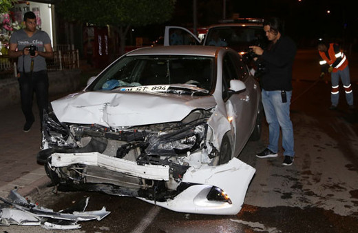 Trafik kazası evli çifti ayırdı