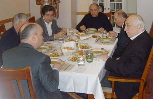 Ahmet Hakan Fehmi Koru'yu Fethullah Gülen'li fotoğrafıyla vurdu