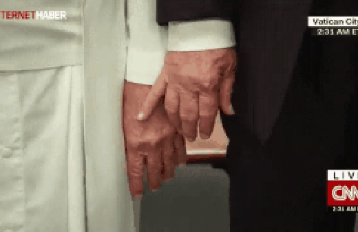 Trump'ın Papa'nın elini tutmak istemesi olay oldu
