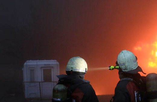 Bağcılar'da patlama! Alevler metrelerce yükseldi