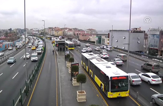 Metrobüs bariyere çarptı: Yaralılar var