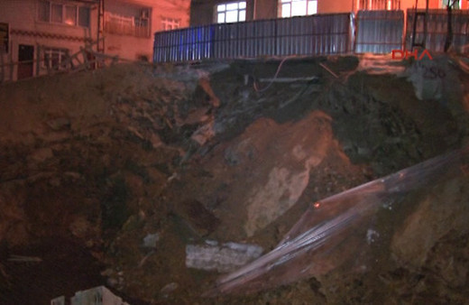 Eyüp'te istinat duvarı çöktü