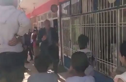 Bakan Soylu, Beytüşşebap'ta çocuklarla top oynadı