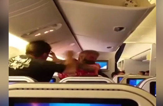 Uçakta yumruk yumruğa kavga!