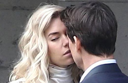 Ünlü oyuncu 24 yaş küçük güzelle dudak dudağa yakalandı!