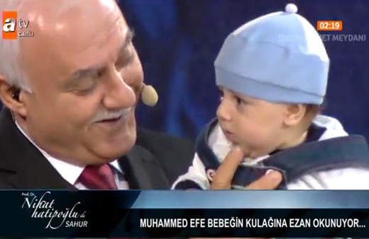 Nihat Hatipoğlu canlı yayında bebeğin kulağına ezan okudu