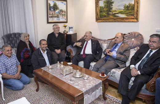 Başbakan Yıldırım'dan teravih sonrası ev ziyareti