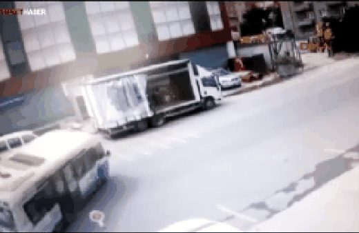 Yolcu minibüsünün devrilme anı güvenlik kamerasında