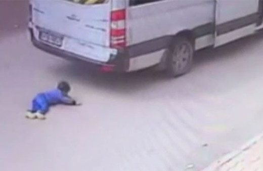  Sivas'ta mucizevi kurtuluş: Minibüsün altından sağ çıktı!