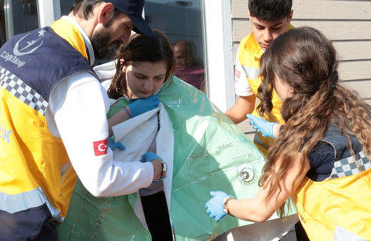 Kız Kulesi'ne bakarken denize düştü