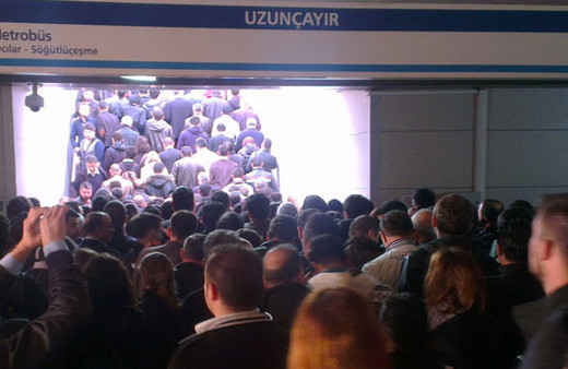 Şu hale bakın hepsi Uzunçayır metrobüs durağında yakalandı